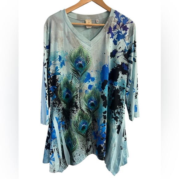 Jess & Jane Tops - Jess & Jane Peacock Feather Print Bling Sharkbite Tunic Top 3/4 Slvs Size M